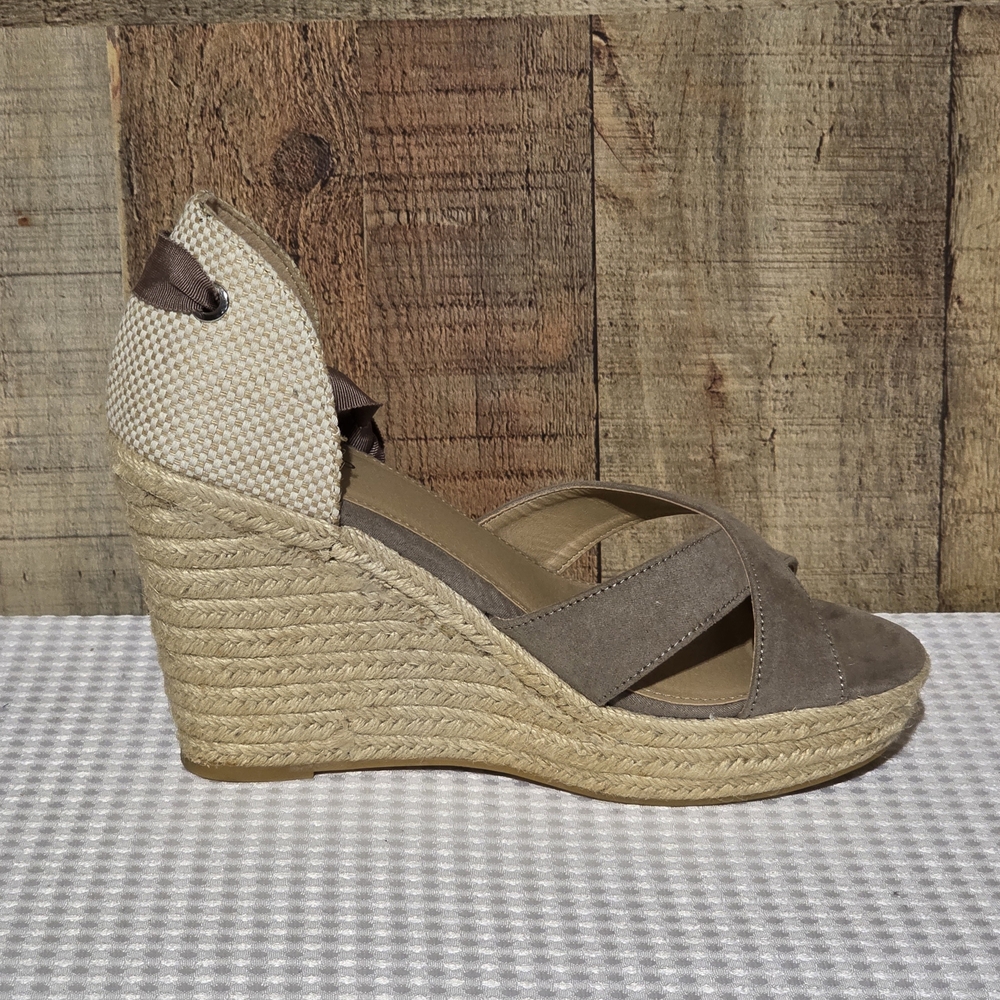 🔥SOLD🔥       EUC Torrid Taupe Espadrille Wedge Sandals - Picture 7 of 15